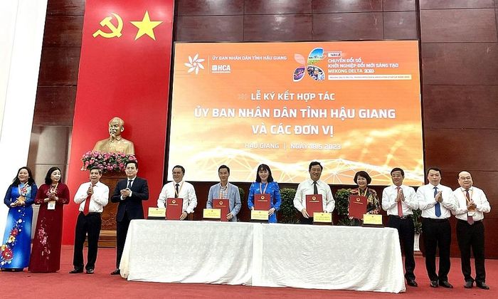 UBND tỉnh Hậu Giang ký kết hợp tác các đơn vị trong việc chuyển đổi số và khởi nghiệp sáng tạo.