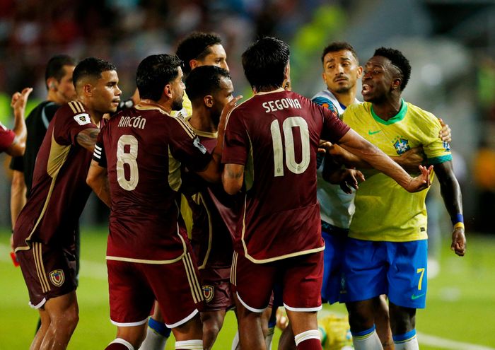 Vinicius lao vào tranh cãi với cầu thủ Venezuela sáng 15/11 (giờ Hà Nội).