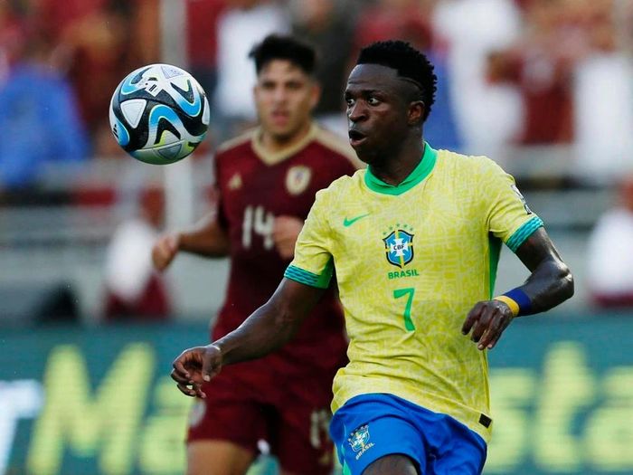 Từ chỗ là ngôi sao sáng của Real Madrid, Vinicius trở thành tâm điểm tranh cãi ở quê nhà Brazil, nơi mà anh không thể tỏa sáng như ở La Liga.