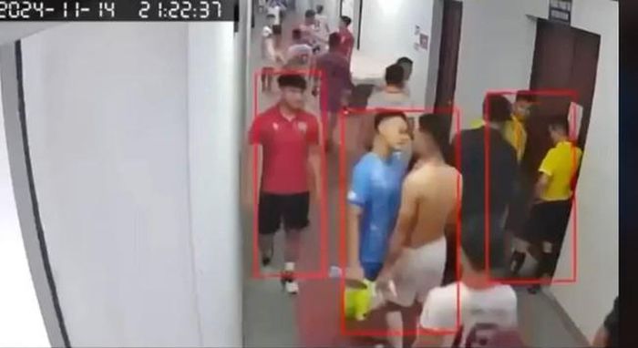 Hình ảnh vụ va chạm giữa Xuân Nam và Văn Sơn.Ảnh chụp màn hình