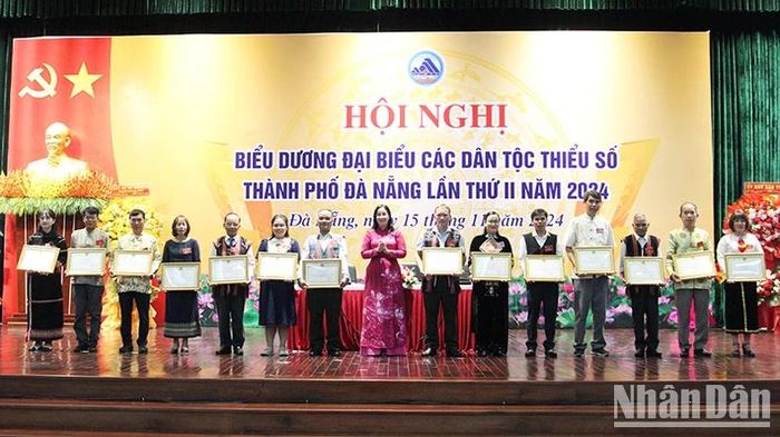 Khen thưởng cá nhân, tập thể đồng bào dân tộc thiểu số tiêu biểu.