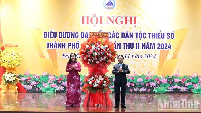 Đồng chí Hầu A Lềnh tặng hoa chúc mừng Hội nghị.