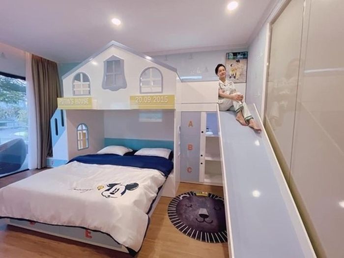 Năm 2021, nữ diễn viên phim Tiếng sét trong mưa mua căn hộ kế bên căn nhà của mình, cải tạo lại thành một căn phòng dành cho con trai. Nhật Kim Anh cho biết, cô rất mong muốn con trai sẽ sống trong căn phòng này. Tuy nhiên, nữ diễn viên để mọi thứ tùy duyên. Ảnh: FB Nhật Kim Anh.