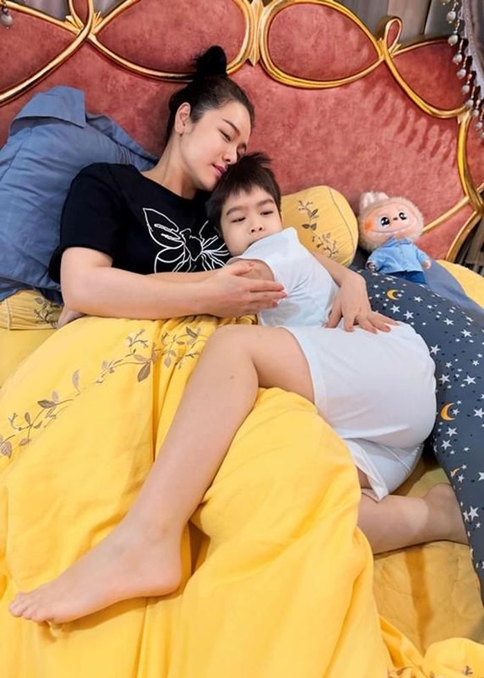 Con trai Nhật Kim Anh - Bửu Lộc sống cùng bố và ông bà nội. Nhật Kim Anh chia sẻ gần như tuần nào cô cũng dành hai ngày cuối tuần để về với con. Ảnh: FB Nhật Kim Anh.
