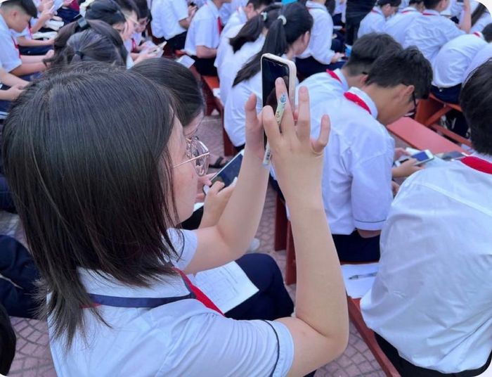  Học sinh Trường THCS Ngô Quyền (Hải Phòng) sử dụng điện thoại để kiểm tra, đánh giá chéo các nhóm học tập khi được phép của giáo viên. Ảnh: NTCC 
