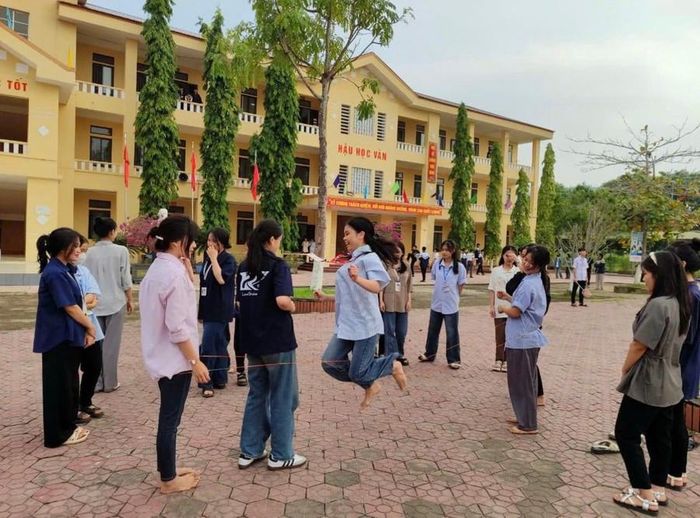  Giờ ra chơi của học sinh Trường THPT Cù Huy Cận (Hà Tĩnh). Ảnh: NTCC 