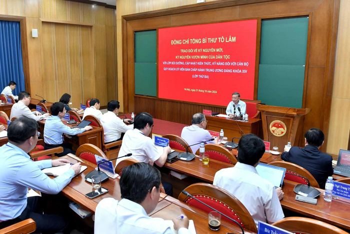 Giáo sư, Tiến sĩ Tô Lâm, Tổng Bí thư Ban Chấp hành Trung ương Đảng Cộng sản Việt Nam đến dự và trao đổi chuyên đề về kỷ nguyên mới, kỷ nguyên vươn mình của dân tộc với các học viên Lớp bồi dưỡng, cập nhật kiến thức, kỹ năng đối với cán bộ quy hoạch Ủy viên Ban Chấp hành Trung ương Đảng khóa XIV (lớp 3). (Nguồn: nhandan.vn)