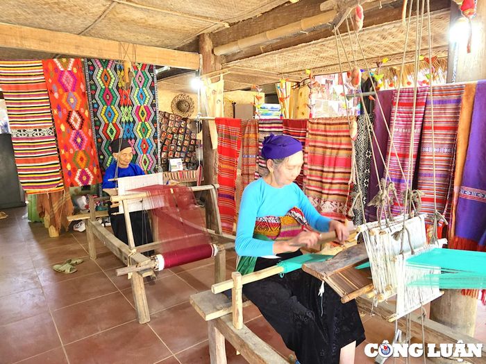 Phụ nữ thôn Lặn Ngoài, xã Lũng Niêm (Bá Thước) dệt vải thổ cẩm phục vụ khách du lịch