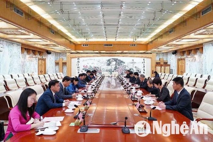 Đoàn công tác của HĐND tỉnh làm việc với Ban Thường vụ Nhân đại Khu tự trị dân tộc Choang, Quảng Tây, Trung Quốc. Ảnh: Phan Hậu