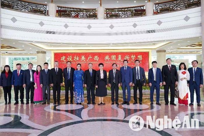 Các đại biểu chụp ảnh lưu niệm. Ảnh: Phan Hậu