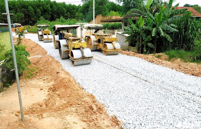 Thi công nâng cấp tuyến đường Hương - Phú - Hành trên địa bàn huyện Tân Kỳ với chiều dài hơn 18 km, nguồn vốn đầu tư công hơn 148 tỷ đồng. Ảnh: Xuân Hoàng