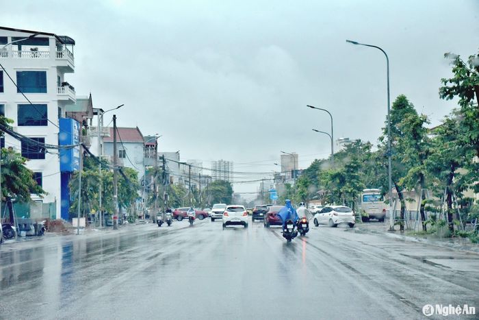 Từ nguồn đầu tư công, nhiều tuyến đường trên địa bàn thành phố Vinh đã được đầu tư nâng cấp, mở rộng tạo đường thông hè thoáng. Ảnh: HT