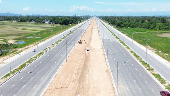Đại lộ Vinh - Cửa Lò được xây dựng từ nguồn đầu tư công. Ảnh: PV
