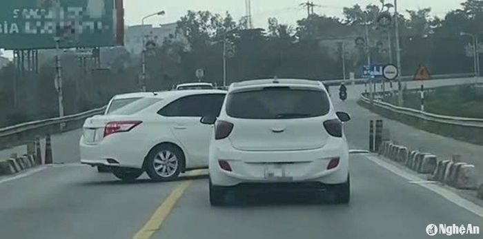 Hình ảnh ô tô đang quay đầu xe trên cầu. Ảnh cắt từ clip