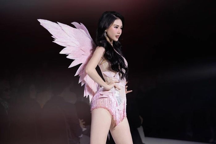  Mở đầu show diễn, Miss Universe Vietnam 2023 Bùi Quỳnh Hoa đã “đốt cháy” sàn runway với bộ cánh gợi cảm, những đường cut-out tinh tế trong đôi cánh thiên thần. (Ảnh: PV/Vietnam+) 