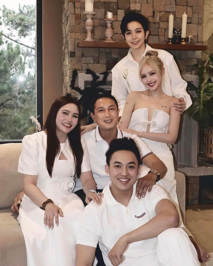 Gil Lê chụp ảnh cùng gia đình Xoài Non. 