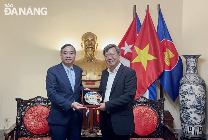 Chủ tịch UBND thành phố Lê Trung Chinh (bên trái) tặng quà lưu niệm cho Đại sứ Đặc mệnh toàn quyền nước Cộng hòa xã hội chủ nghĩa Việt Nam tại Cuba Lê Quang Long.