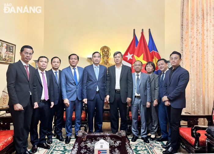Lãnh đạo hai bên chụp ảnh lưu niệm.