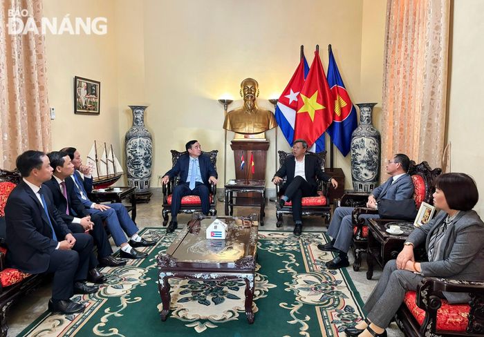 Quang cảnh buổi làm việc.