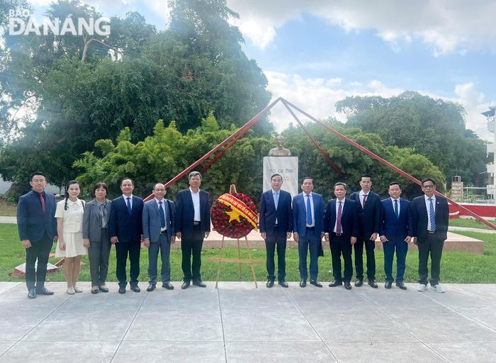 Đoàn công tác thành phố Đà Nẵng trước tượng đài Chủ tịch Hồ Chí Minh tại Công viên mang tên Người tại Thủ đô La Habana.