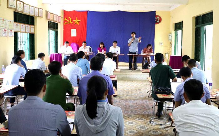 Lãnh đạo UBND huyện Điện Biên Đông gặp gỡ người dân 2 bản Tìa Ló A, B để tháo gỡ vướng mắc trong xây dựng mô hình du lịch cộng đồng Tù Lu Tìa Ló.