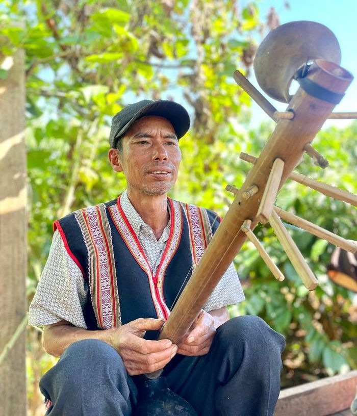  Nghệ nhân này còn có thể chế tác, biểu diễn nhiều loại nhạc cụ dân tộc. Ảnh: P.D