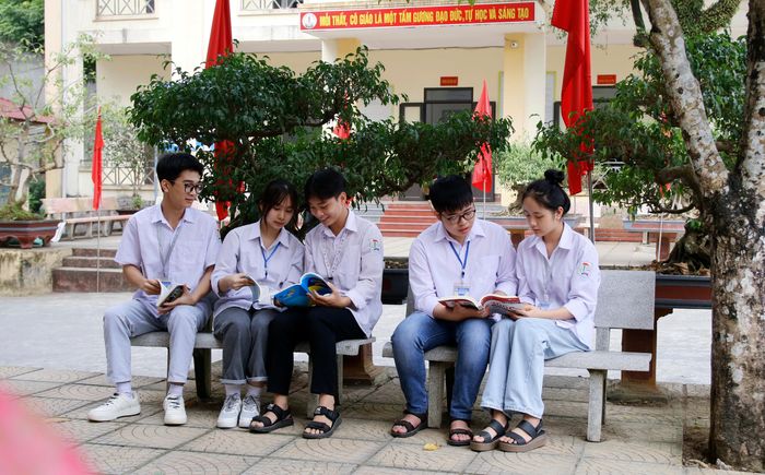 Nhiều học sinh tại Trường THPT Cẩm Khê có thói quen đọc sách trong giờ ra chơi.