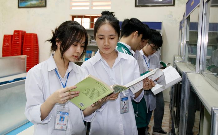 Học sinh đọc sách tại thư viện của nhà trường.