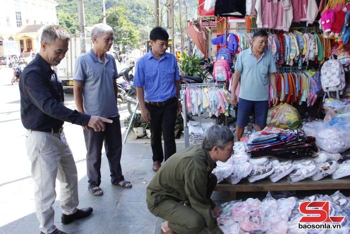  Cán bộ thị trấn Ít Ong tuyên truyền, vận động nhân dân giải phóng vỉa hè hành lang đường 279D .