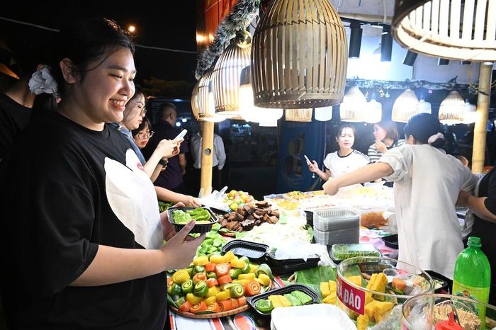 Các bạn trẻ rất hào hứng tại gian hàng ẩm thực.
