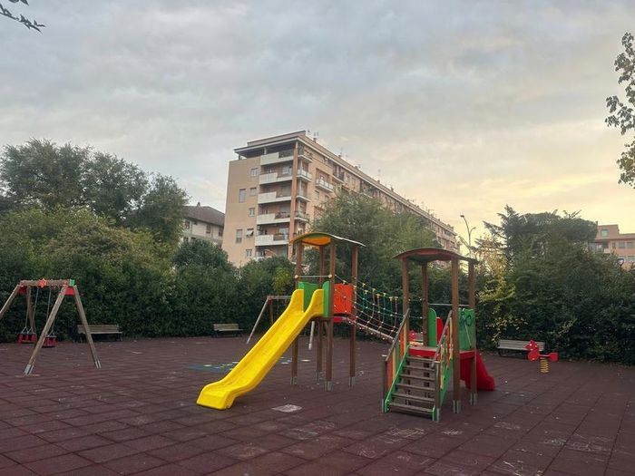 Sân chơi dành riêng nhưng vắng bóng trẻ thơ tại Roma. Ảnh: Tô Phương Thủy