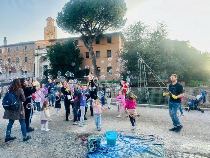 Các em bé, phần lớn là du khách, vui đùa tại khu vực gần Đấu trường Colosseo. Ảnh: Tô Phương Thủy