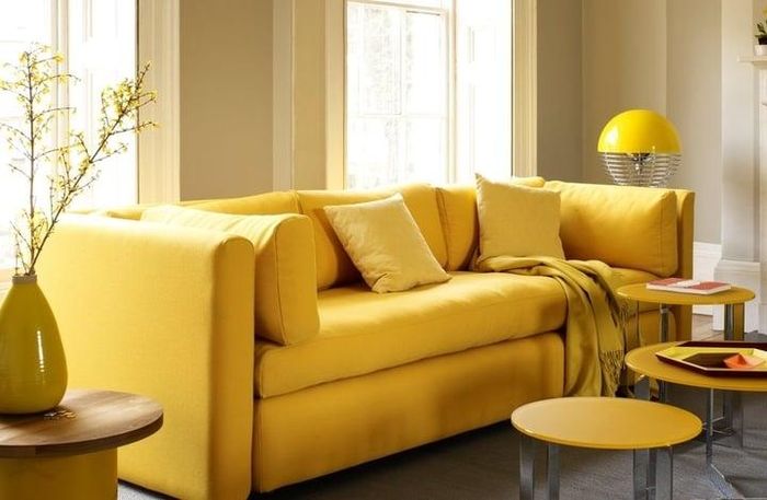 Màu vàng có thể phối cùng nhiều gam màu khác trong phòng khách. (Ảnh: Homedit)