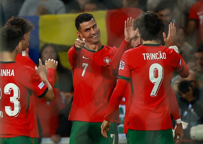  Ronaldo đã ghi 36 bàn cho Bồ Đào Nha kể từ khi bước sang tuổi 35, thành tích còn nhiều hơn cả sự nghiệp của huyền thoại Diego Maradona cho tuyển Argentina (34 bàn). Tổng cộng, CR7 đã có 910 bàn thắng ở mọi cấp độ. 