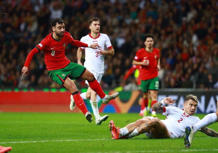  8 phút sau, Bruno Fernandes dứt điểm quyết đoán từ sát vạch 16,5 m, nâng tỷ số lên 3-0 cho chủ nhà. 
