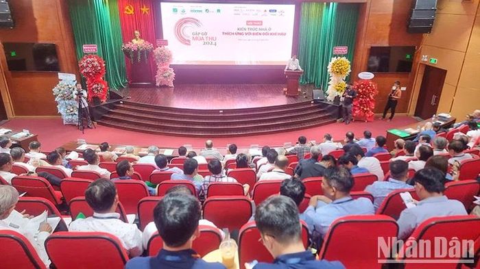 Các diễn giả thảo luận tại hội thảo.
