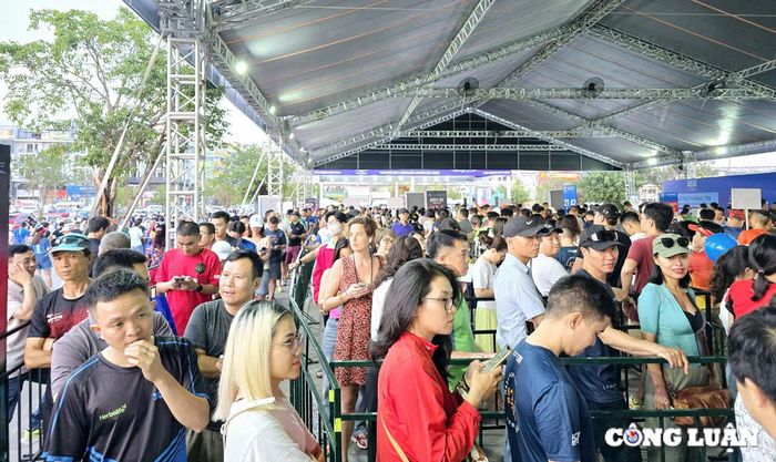  Rất đông vận động viên đến đăng ký tham gia Giải Marathon Quốc tế Di sản Hạ Long 2024. 