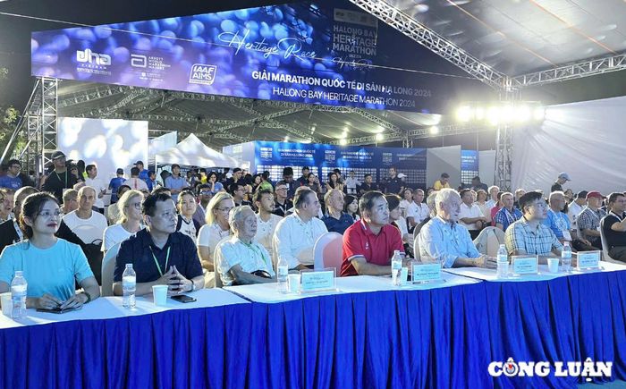  Quang cảnh Lễ khai mạc Giải Marathon Quốc tế Di sản Hạ Long 2024. 