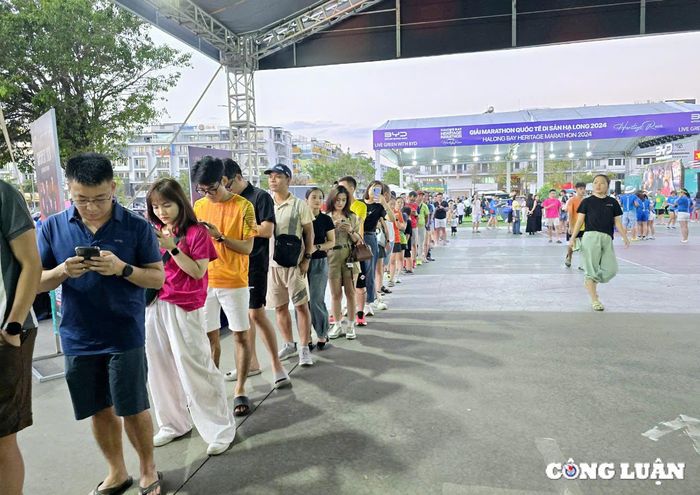  Các Vận động viên xếp hàng dài đăng ký tham gia Giải Marathon Quốc tế Di sản Hạ Long 2024 tại thành phố Hạ Long. 