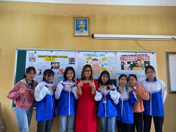 Cô giáo Hà Ánh Phượng và học trò trong với các dự án 