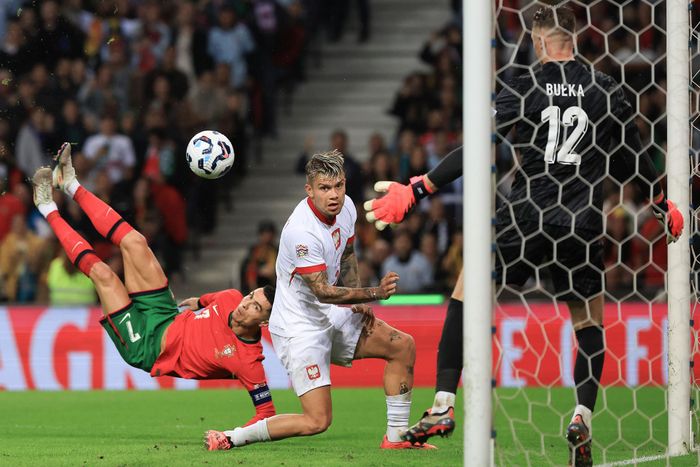 Ronaldo lập thêm những kỷ lục với cú "xe đạp chổng ngược". Ảnh: LUSA