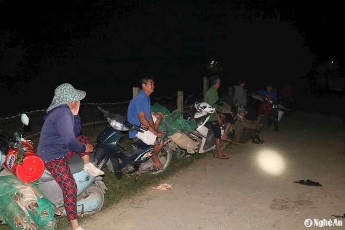 Những ngày này, bà con nông dân các xã Châu Nhân, Hưng Lợi (Hưng Nguyên) lại thức đêm để ra đồng canh rươi. Trung tuần tháng Mười âm lịch, nước thủy triều dâng trên ruộng rút lúc nửa đêm nên việc săn rươi khá vất vả. Đêm 15/11, từ 1- 2h sáng, bà con đã chở lưới, trủ ra đồng ngồi trên bờ chờ nước triều xuống. Ảnh: Huy Thư