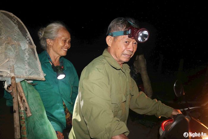 Bà con địa phương cho hay, năm nay rươi lên ruộng muộn, nên vụ rươi này, người dân "làng rươi" đã phải nhiều đêm mất ngủ chờ rươi. Tầm thời gian này các năm trước, rươi đã lên đỏ ruộng, nhưng năm nay, giờ mới chỉ một số cánh đồng thấp có rươi. Ảnh: Huy Thư