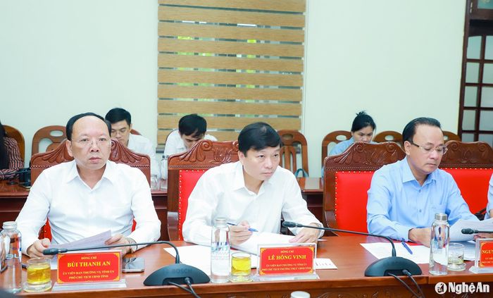 Các đồng chí trong Ban Thường vụ Tỉnh ủy dự cuộc làm việc. Ảnh: Thành Duy