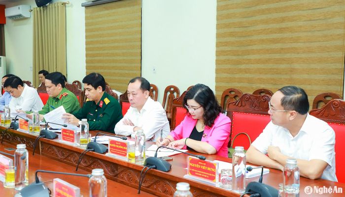 Các đồng chí trong Ban Thường vụ Tỉnh ủy và lãnh đạo một số ban, ngành tại cuộc làm việc. Ảnh: Thành Duy
