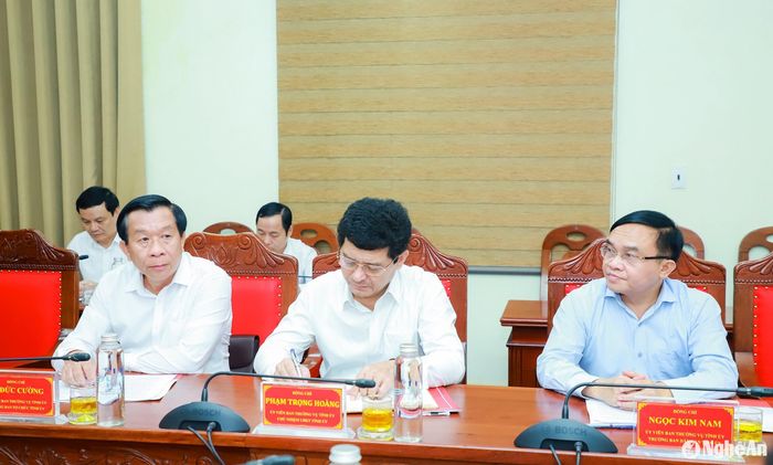 Các đồng chí trong Ban Thường vụ Tỉnh ủy dự cuộc làm việc. Ảnh: Thành Duy