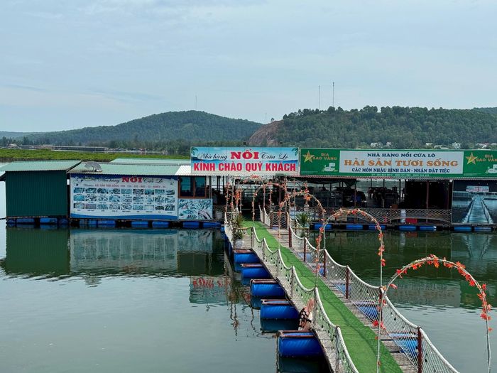 Thuê mặt nước để kinh doanh dịch vụ du lịch tại khu vực Lạch Lò, phường Nghi Tân, TX Cửa Lò. Ảnh: Nguyễn Hải