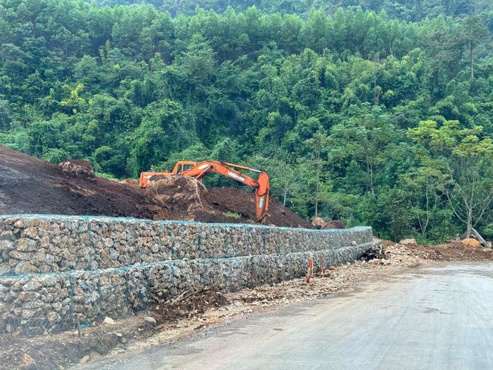 Khu vực dốc Chuối thuộc địa bàn xã Châu Kim và Châu Thôn (Quế Phong) đang được tu sửa. Đây là trục giao thông chính của huyện nhưng thuộc địa bàn đặc biệt khó khăn nên được ưu tiên khi tính giá thuê đất. Ảnh: Nguyễn Hải