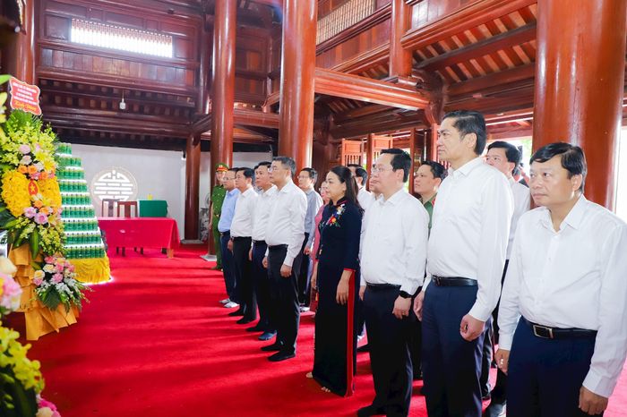 Trưởng Ban Tổ chức Trung ương Lê Minh Hưng cùng đoàn công tác dâng hoa, dâng hương tại Nhà tưởng niệm Bác Hồ và các Anh hùng liệt sĩ tại Nghĩa trang liệt sĩ Quốc tế Việt - Lào. Ảnh: Phạm Bằng