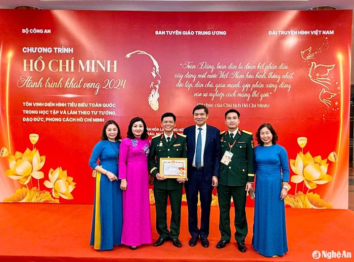 Đồng chí Hoàng Nghĩa Hiếu - Phó Bí thư Thường trực Tỉnh ủy chụp ảnh lưu niệm cùng đại biểu và các điển hình của Đảng bộ Quân sự tỉnh Nghệ An. Ảnh: CTV